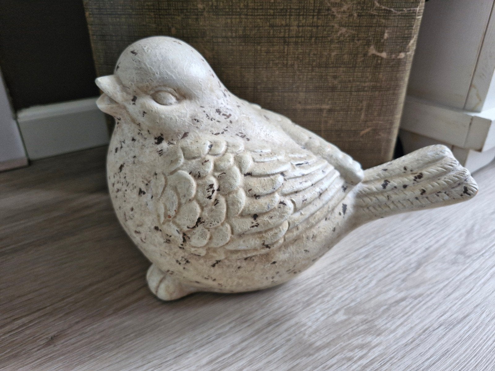 Stenen vogel. Rivierdale.  Ong 26 cm breed en 20 hoog, Ophalen of Verzenden