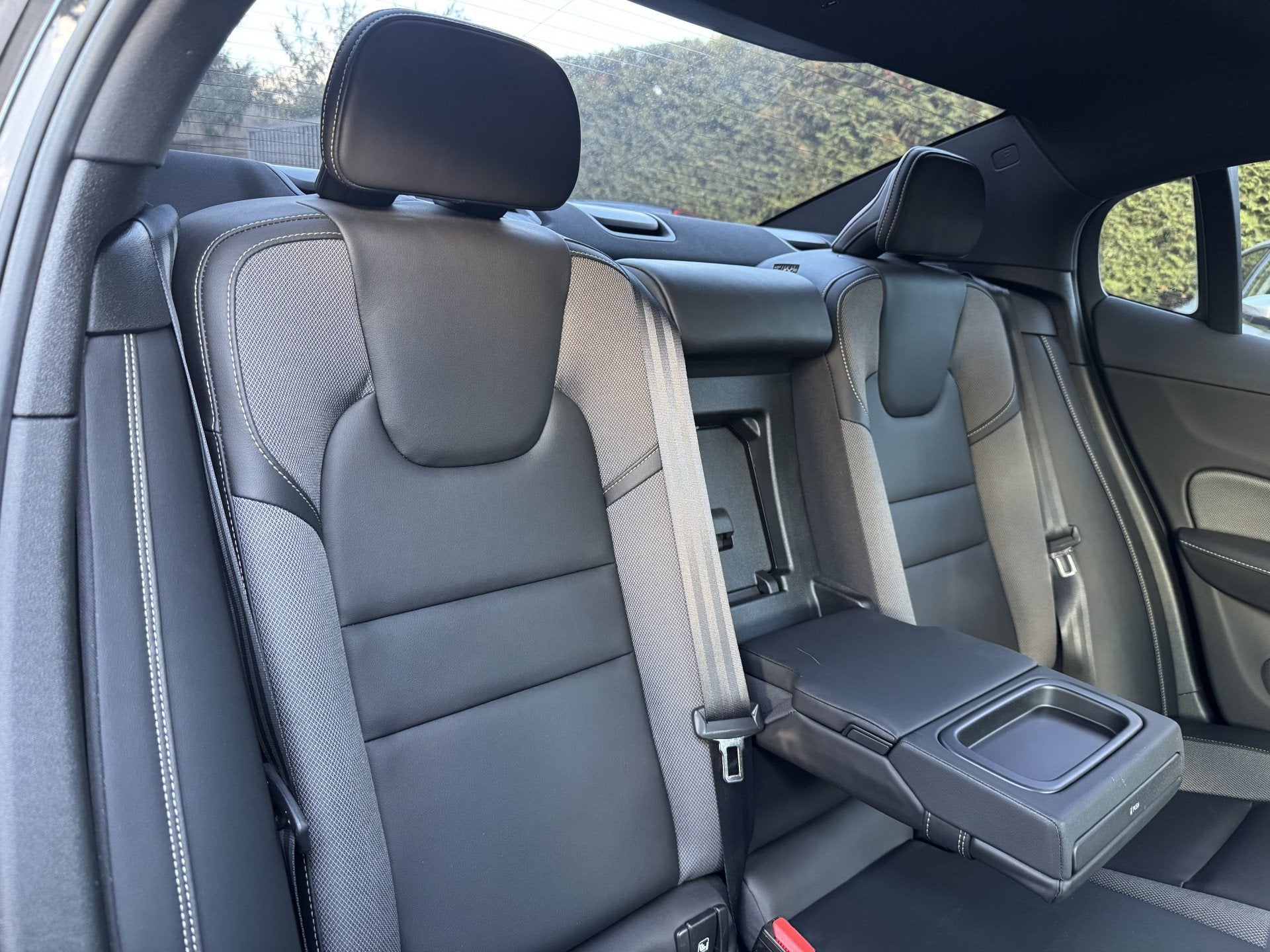 Volvo S60 2.0 B4 Inscription Aut., Mild Hybrid | Lounge pack, Auto's, Euro 6, 4 cilinders, 1969 cc, Zwart