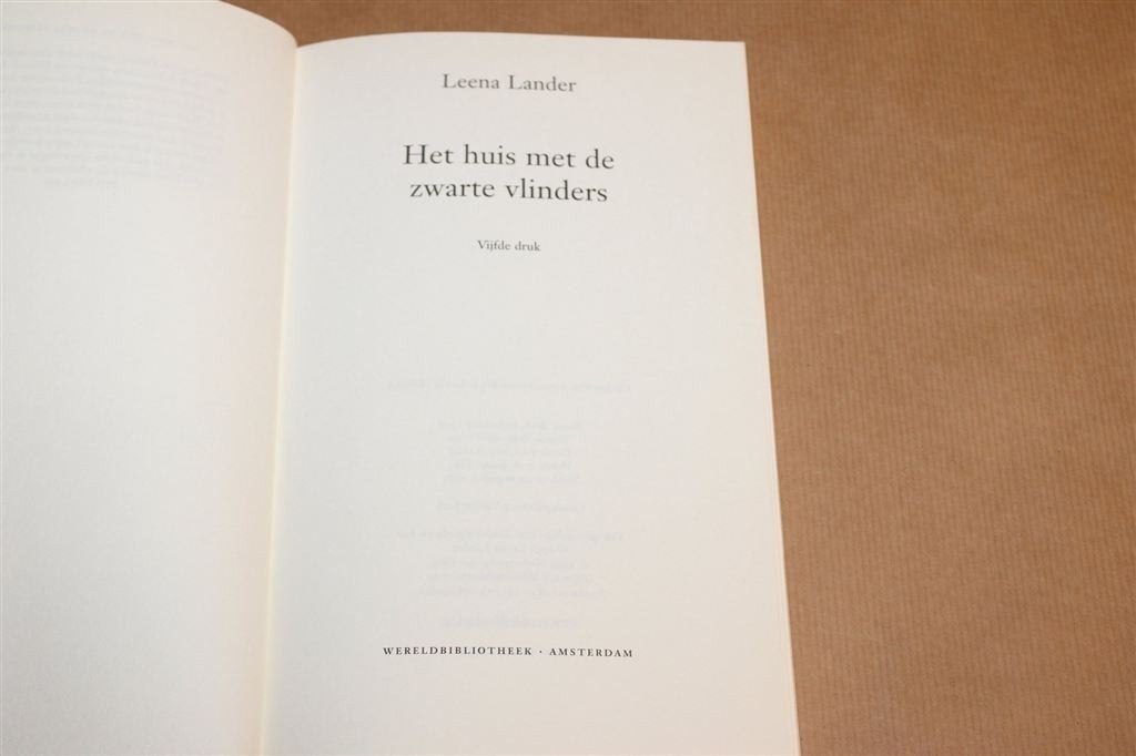 Het Huis met de Zwarte Vlinders — Leena Lander 2005, Ophalen of Verzenden, Gelezen