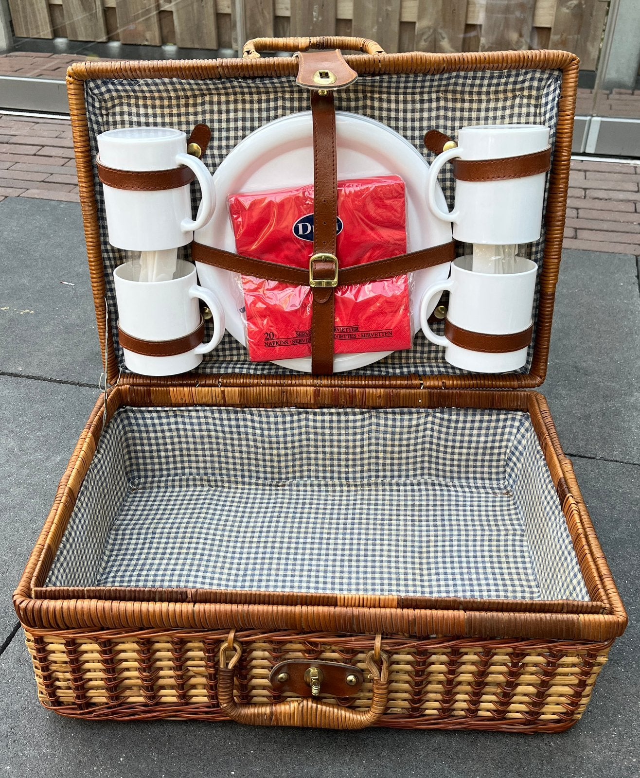 Vintage picknickmand + servies en servetten (4 personen), Ophalen, Zo goed als nieuw