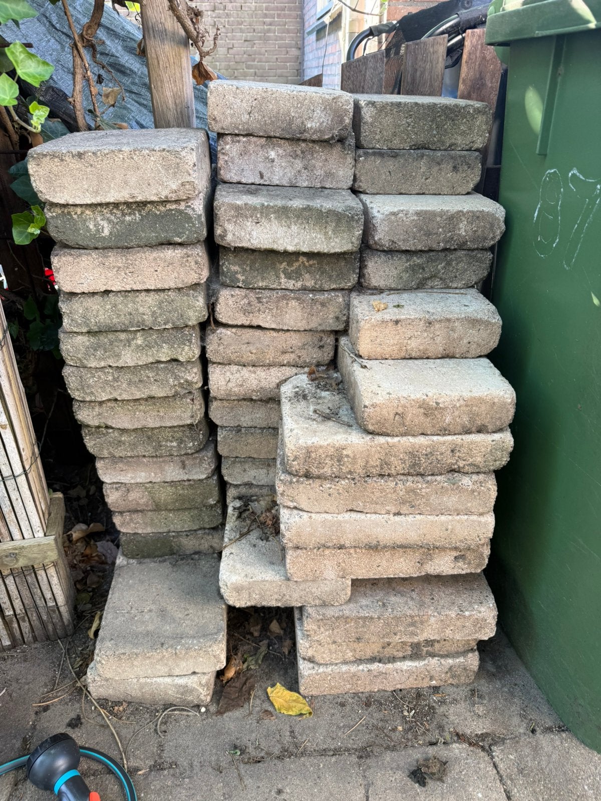 Gratis: stapel tegels // combinatie van afmetingen, Ophalen, Gebruikt, Beton, Terrastegels