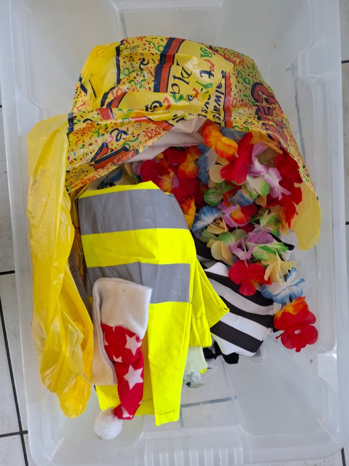 Grote partij verkleed- en carnavalskleding met hoeden, Ophalen, Zo goed als nieuw, Maat 38/40 (M), Carnaval