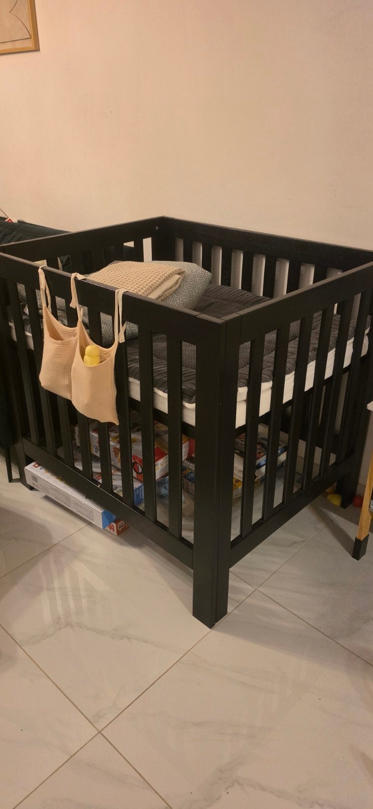 Zwarte baby box met verstelbare bodem, Kinderen en Baby's, Boxen, Ophalen, Zo goed als nieuw, Vierkant, In hoogte verstelbaar