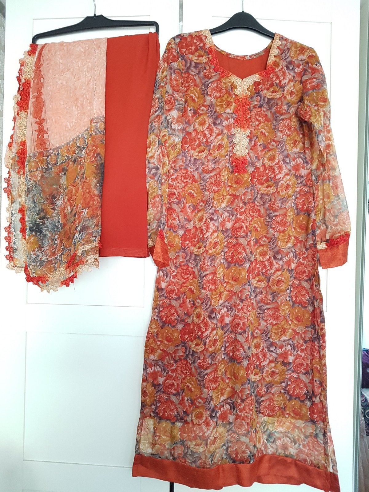Prachtige Indiase/Pakistaanse pak 3 drlige met bloemenprint, Nieuw, Oranje, Ophalen of Verzenden, Onbekend