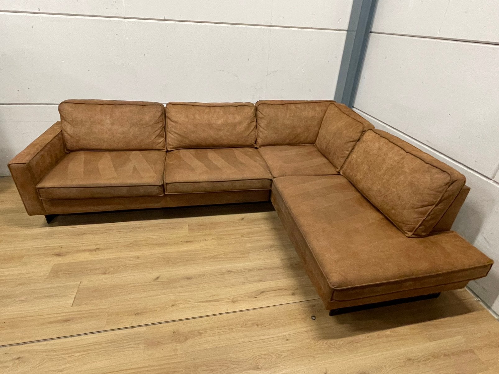 Mooie luxe suede cognac bruine hoekbank - GEREINIGD!!!