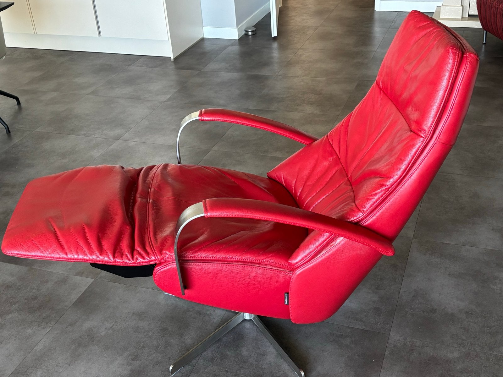 Luxe rode leren relaxfauteuil met 2 motoren en accu, Ophalen, Gebruikt, Leer