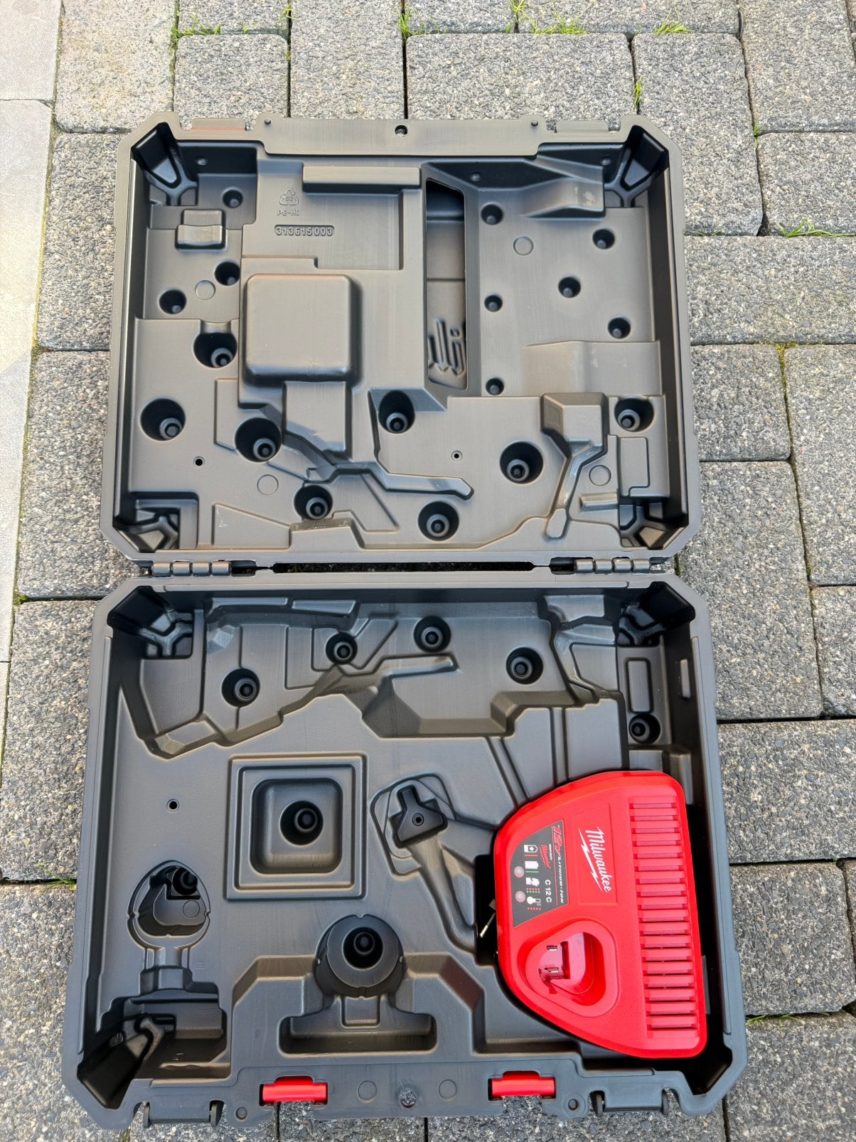 Milwaukee koffer en lader 12v voor pijpen snijder NIEUW, Ophalen, Nieuw