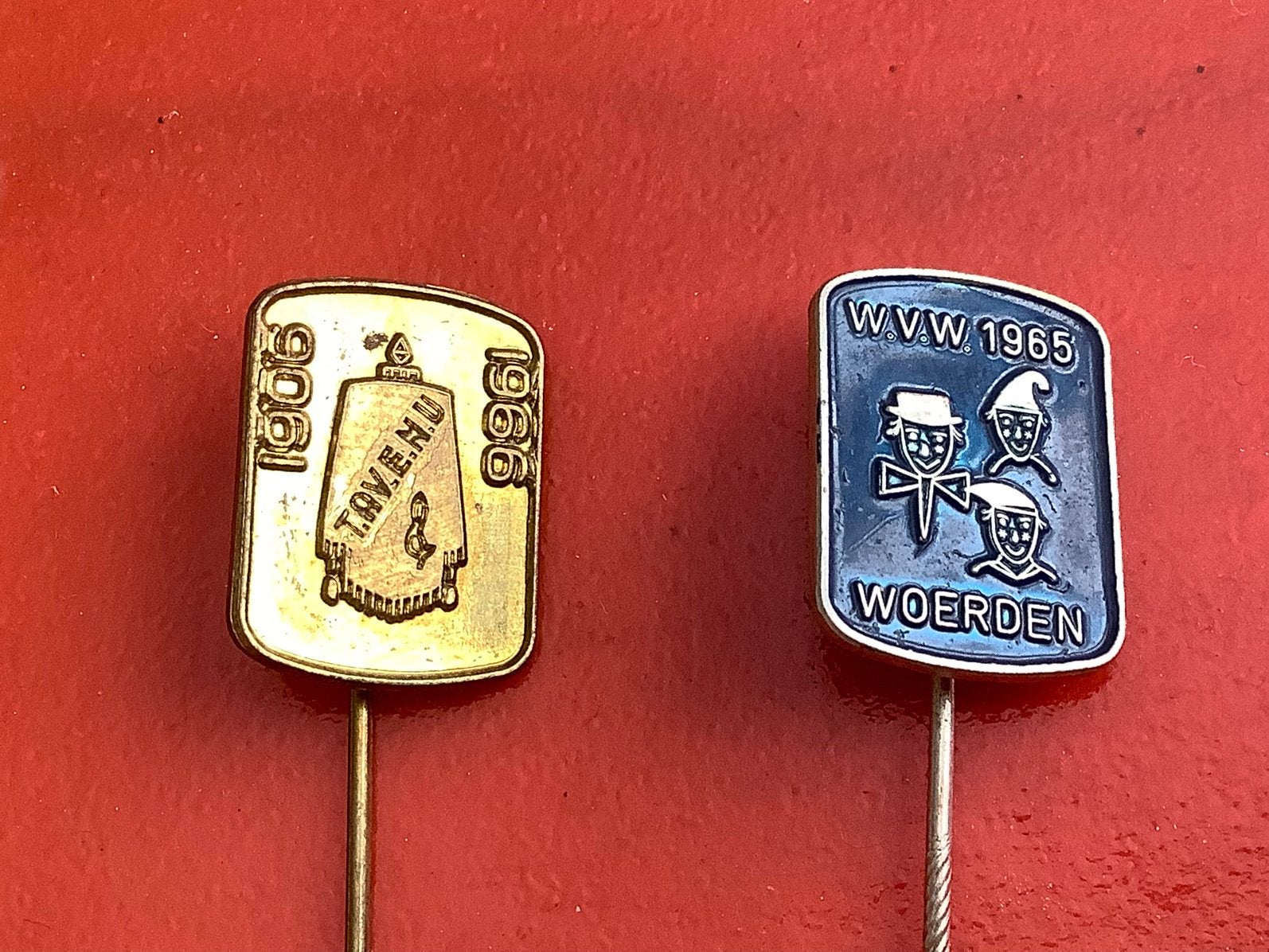 2x speldje Vakantieweek Woerden Tavenu Schoonhoven, Verzamelen, Ophalen of Verzenden, Gebruikt, Speldje of Pin