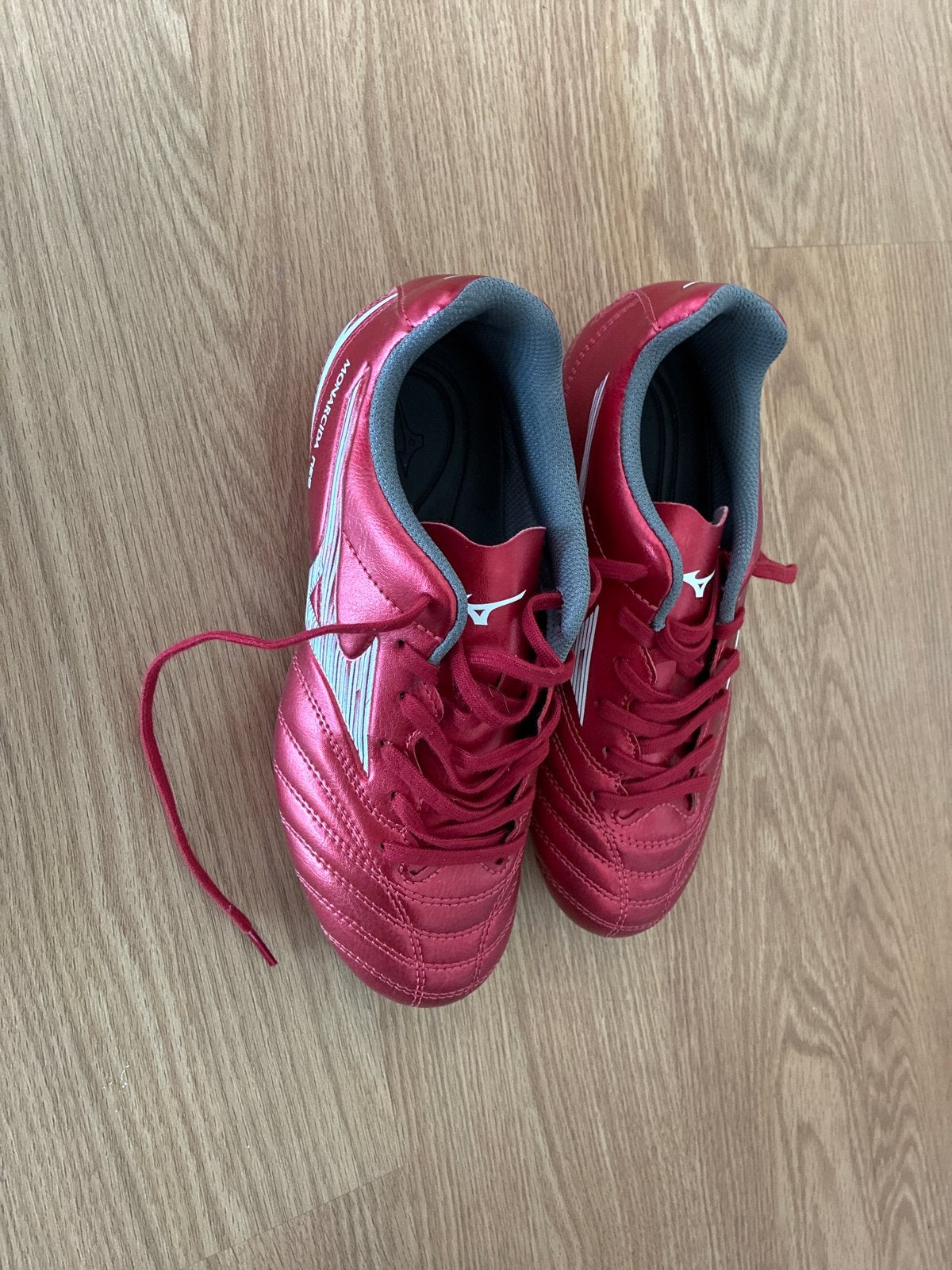 Rode Mizuno Monarcida voetbalschoenen, Maat XS of kleiner, Ophalen of Verzenden, Zo goed als nieuw, Schoenen