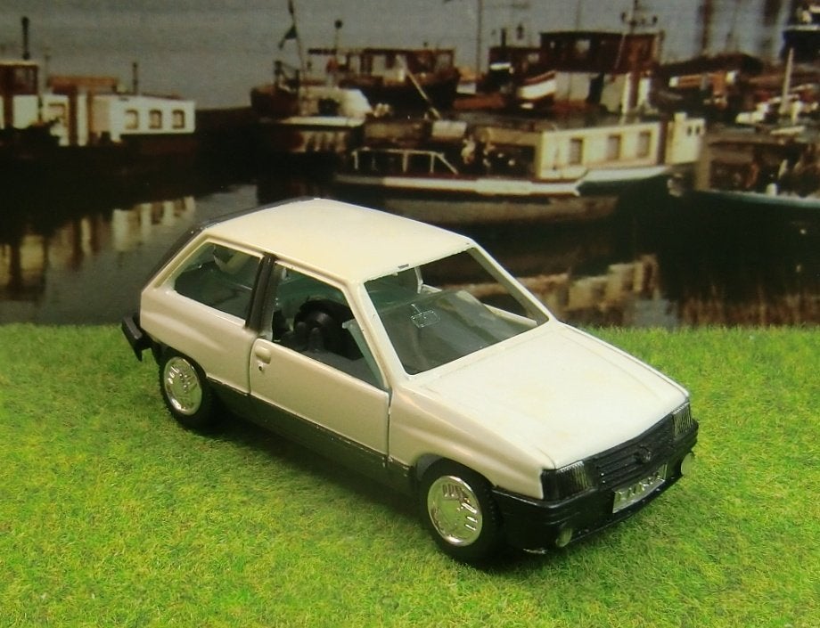 (63) Opel Corsa van Gama incompleet 1/43, Hobby en Vrije tijd, Ophalen of Verzenden, Gebruikt, Auto, Gama