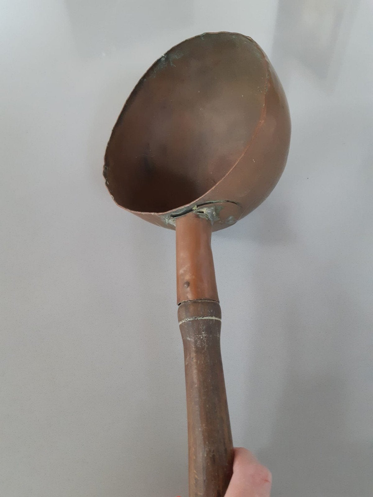 Antieke koperen pan ronde bodem houten steel, Ophalen of Verzenden