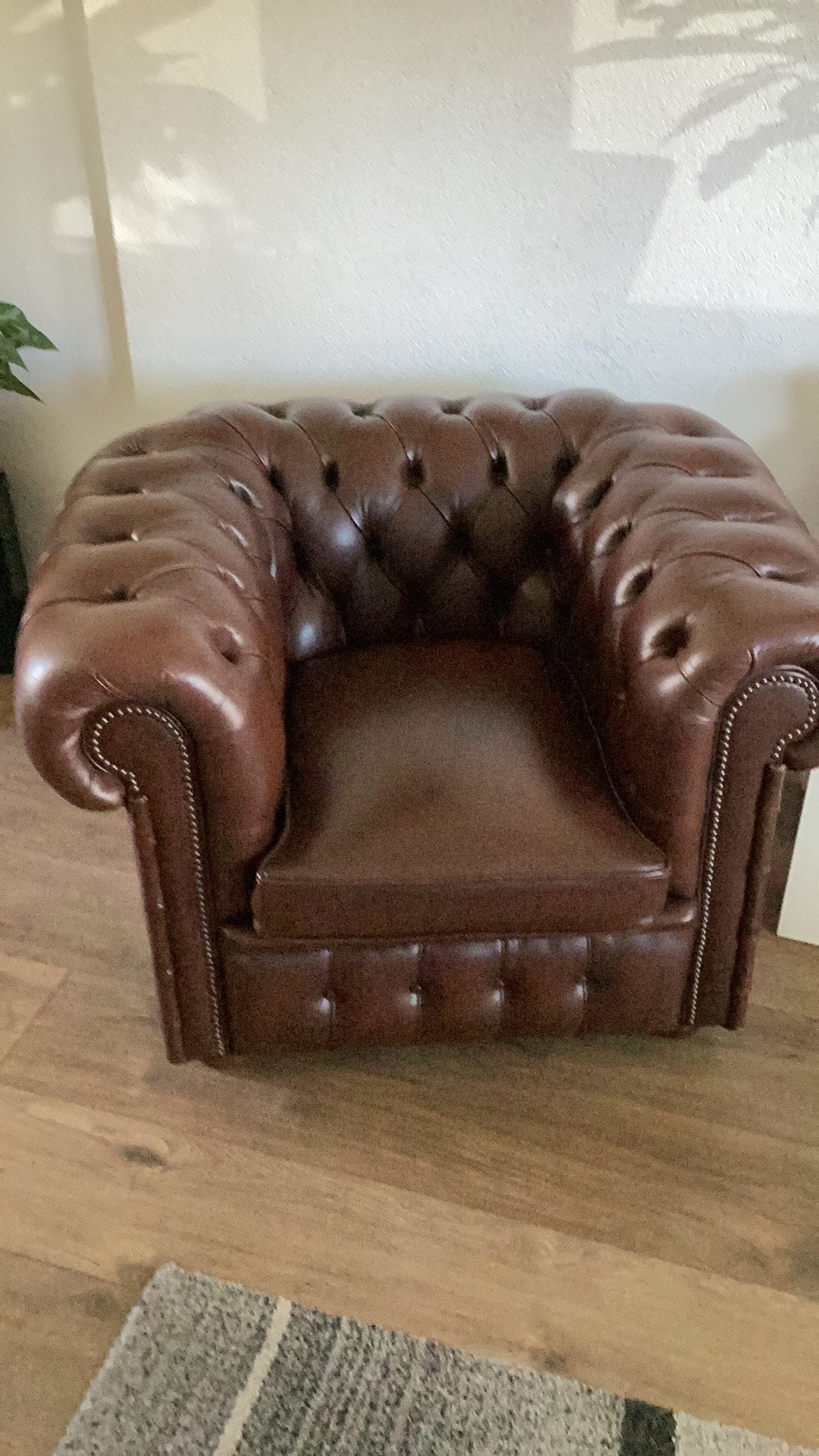 Engelse Chesterfield stoel kleur chocolade bruin., Huis en Inrichting, Ophalen, Zo goed als nieuw, 75 tot 100 cm