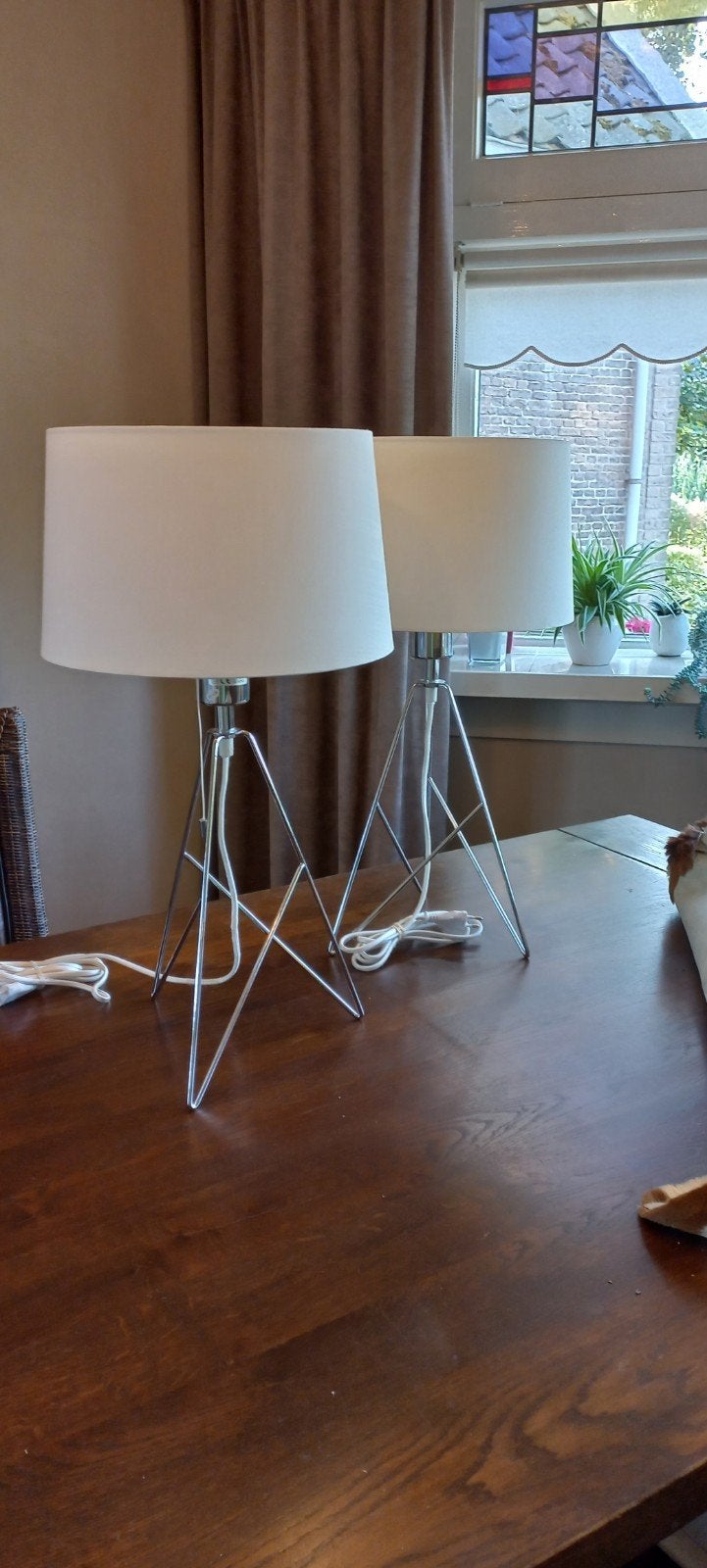 Set van 2 moderne tafellampen met witte kappen, Huis en Inrichting, Ophalen, Gebruikt, 55 cm, Wit