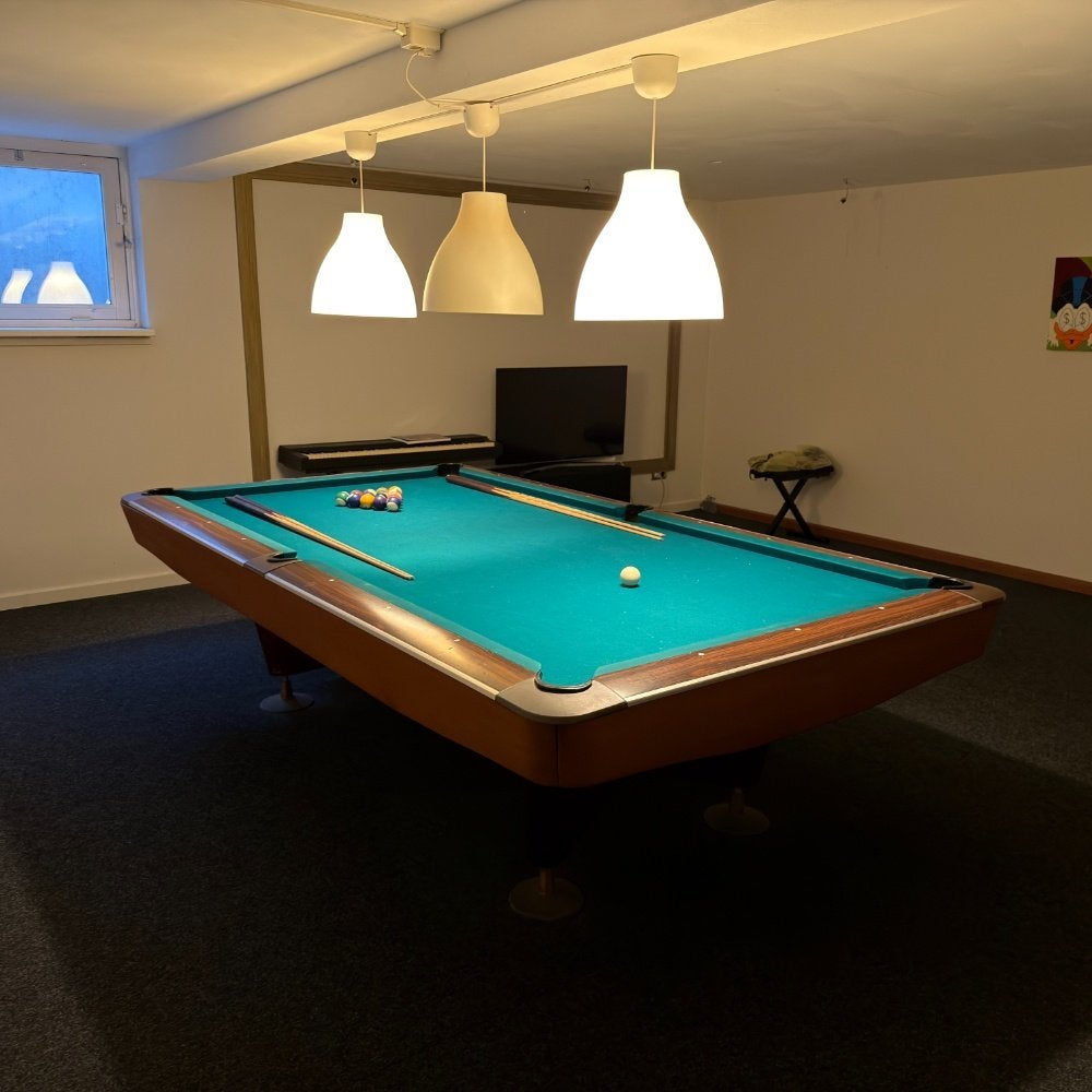Complete Pooltafel met 4 keuen en accessoires, Sport en Fitness, Biljarten en Poolen, Gebruikt, Pooltafel, Ophalen