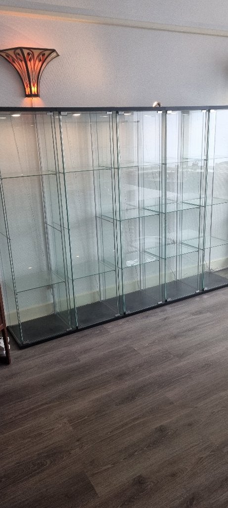 Glazen vitrine kasten met verlichting en deur, 5 stuks, Ophalen, Zo goed als nieuw