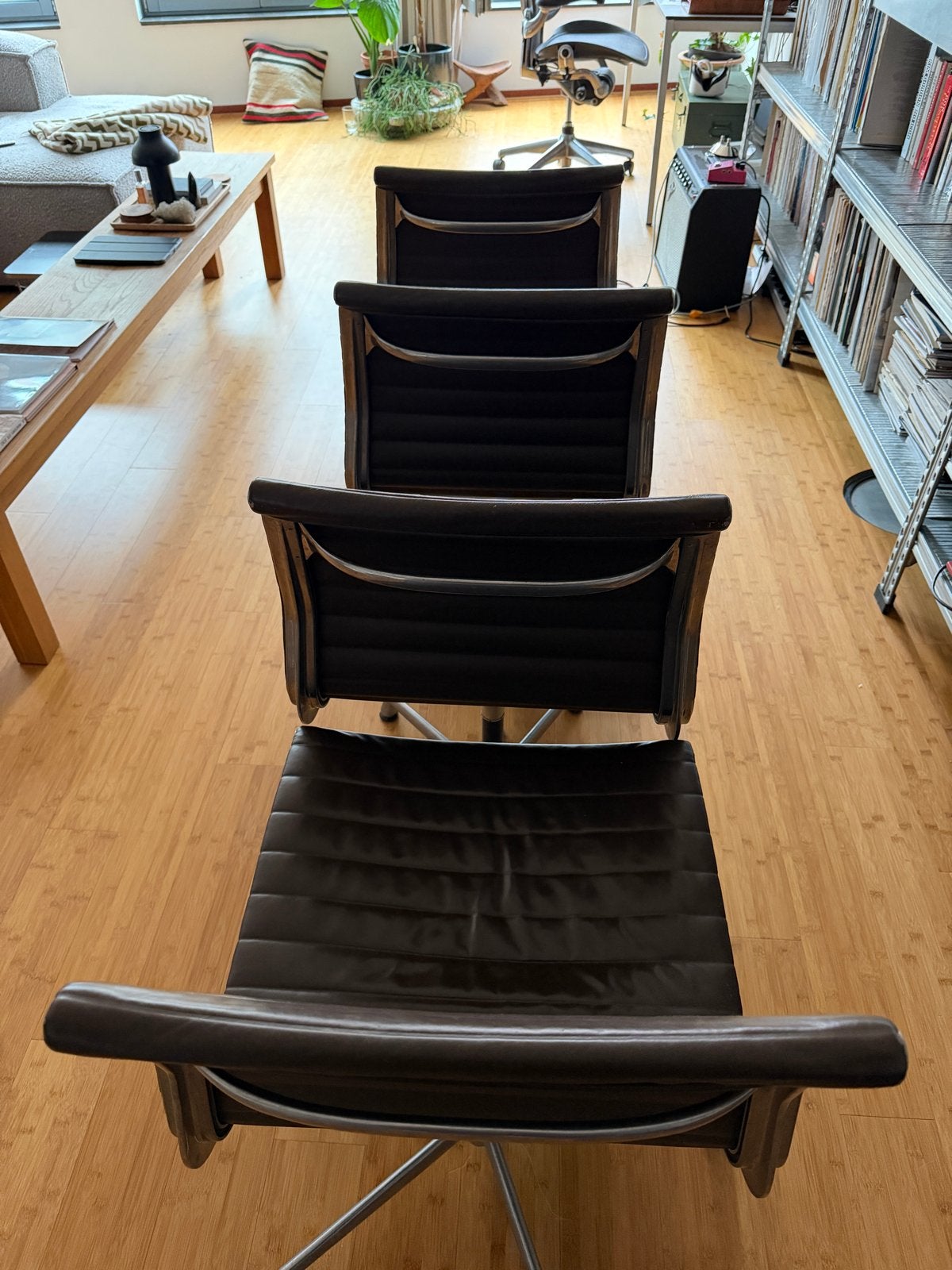 Set van 4 Eames EA330 bureaustoelen - prijs per stuk, Huis en Inrichting, Stoelen, Ophalen, Gebruikt, Bruin, Leer