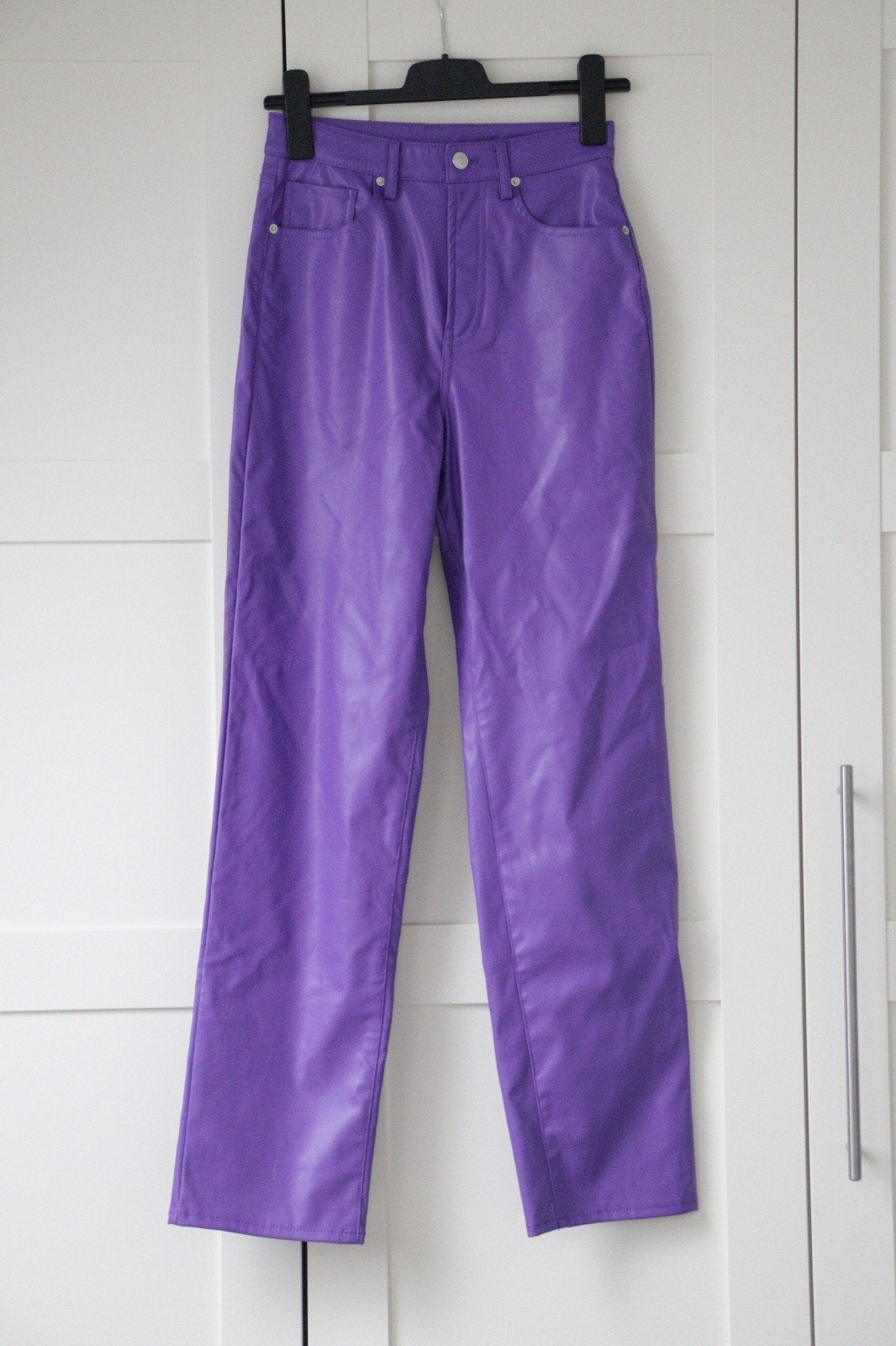H&M Divided paarse leren broek - Maat 34, Ophalen of Verzenden, Zo goed als nieuw, Maat 34 (XS) of kleiner, Lang