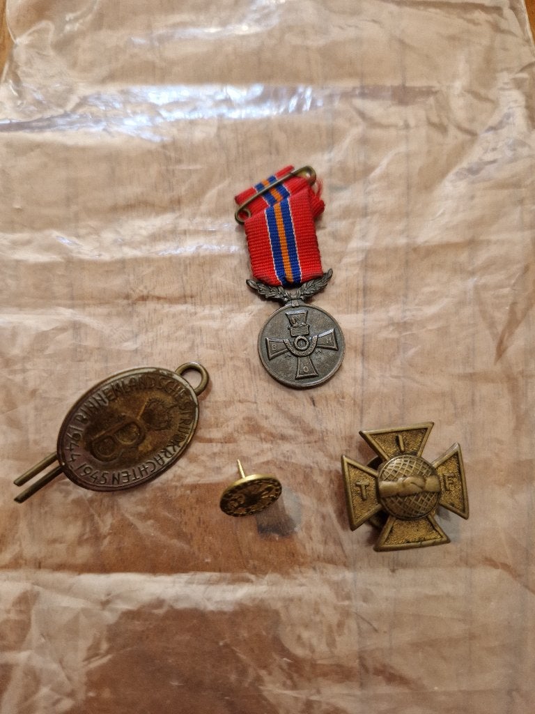 Speldjes jaren 1940-45 vintage, Verzenden, Overige soorten, Nederland, Lintje, Medaille of Wings