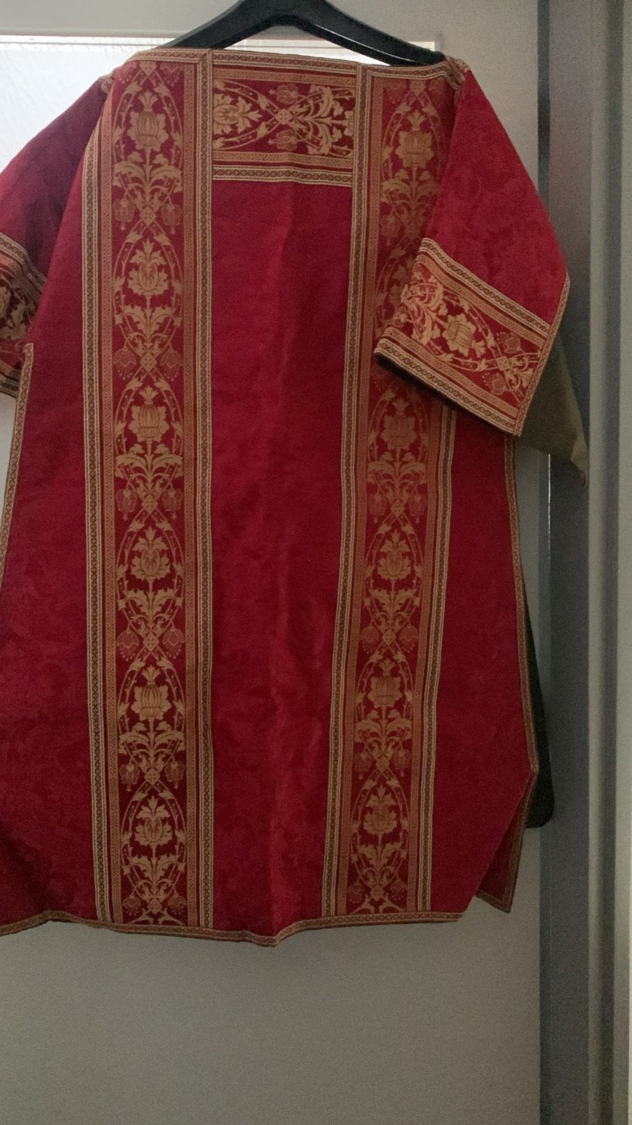 Oud Kazuifel - Rood met Gouden Borduursels, Ophalen of Verzenden