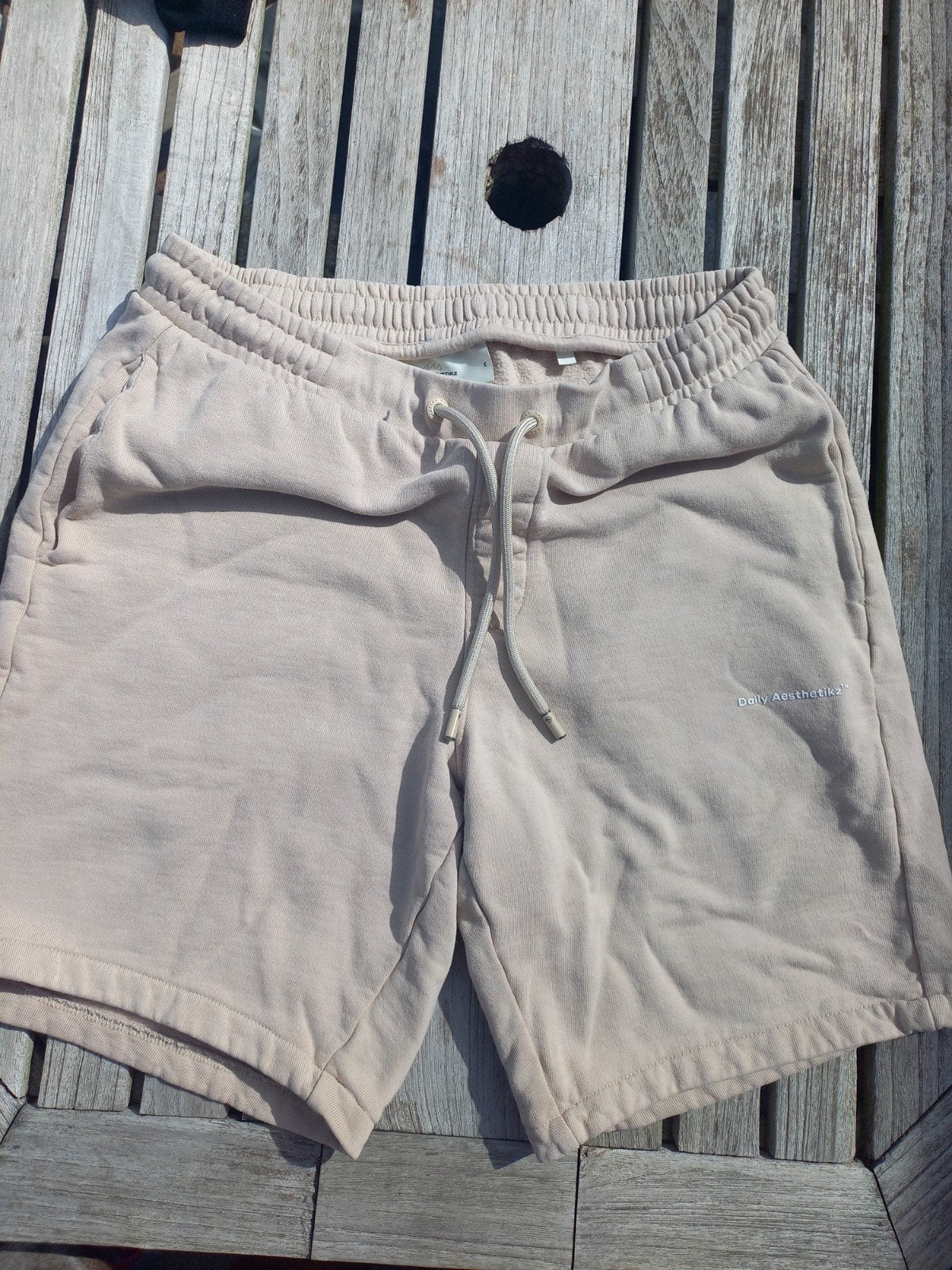 Daily Aesthetikz Shorts - Beige - Maat M, Kleding | Heren, Broeken en Pantalons, Maat 48/50 (M), Beige, Ophalen of Verzenden, Zo goed als nieuw