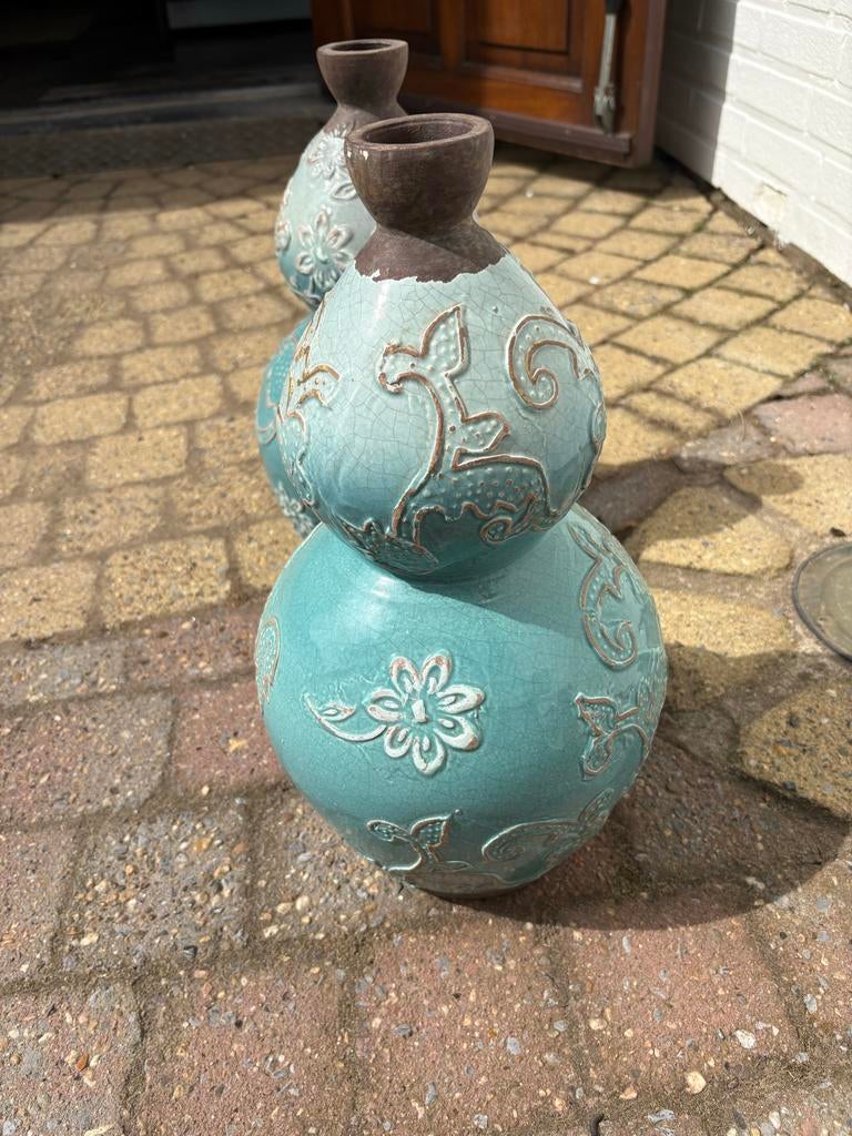Twee blauwgroene vazen met bloemmotief, Gebruikt, Overige kleuren, Aardewerk of Porselein, Ophalen of Verzenden