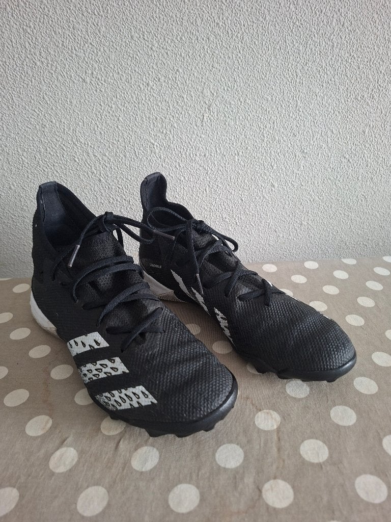 Adidas voetbalschoenen kunstgras 39 ZGAN, Adidas, Ophalen of Verzenden, Zo goed als nieuw, Jongen of Meisje