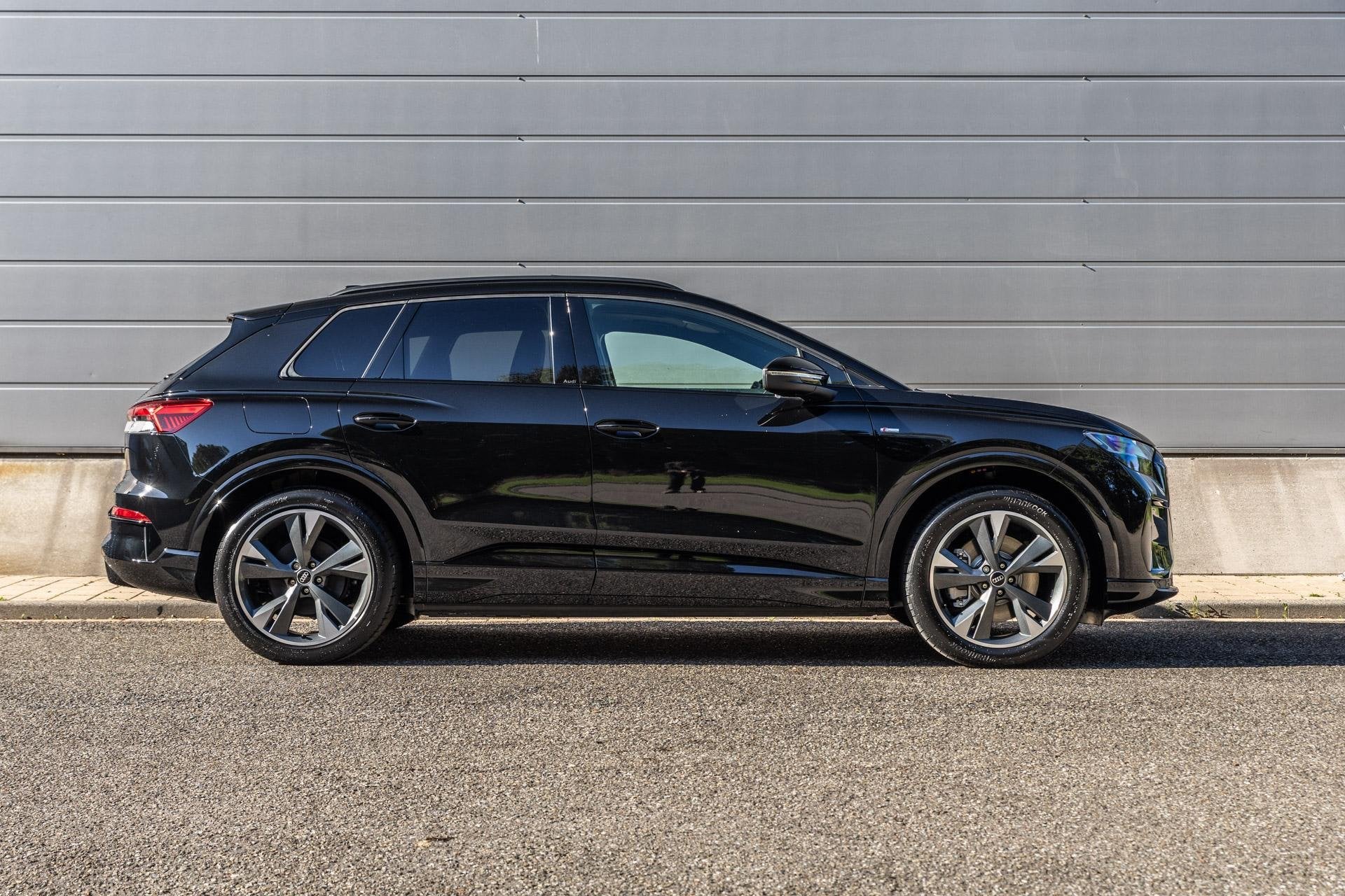 Audi Q4 e-tron S Edition 82 kWh | Panoramadak | Trekhaak Weg, Automaat, 12 maanden, Achterwielaandrijving, 510 min
