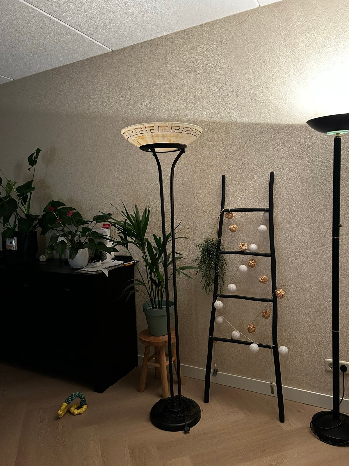Stijlvolle staande lamp met Grieks patroon, Ophalen, Gebruikt, E27 (groot), Metaal