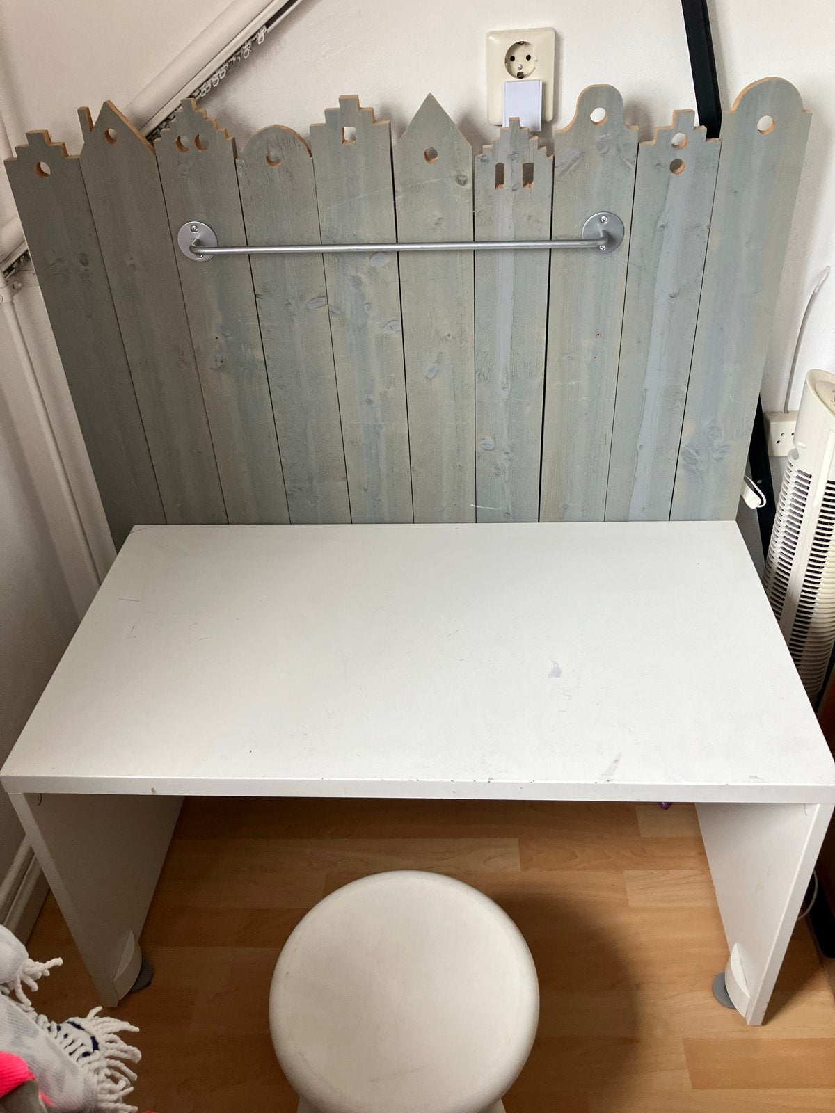 Wit bureau met unieke houten achterwand en verlichting, Ophalen, Gebruikt, Hout, Kinderbureau