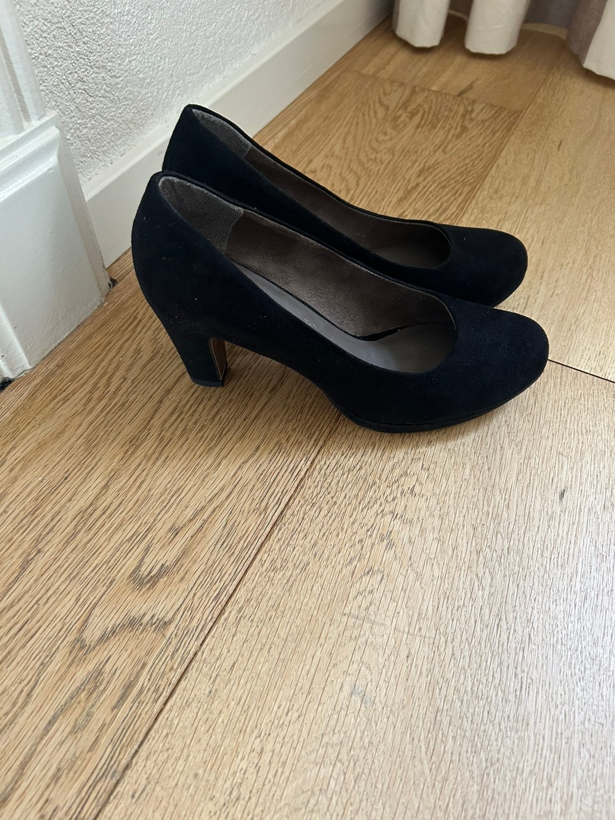 Mooie zwarte suede schoenen Tamaris 37, Ophalen of Verzenden, Zo goed als nieuw, Zwart, Sneakers of Gympen