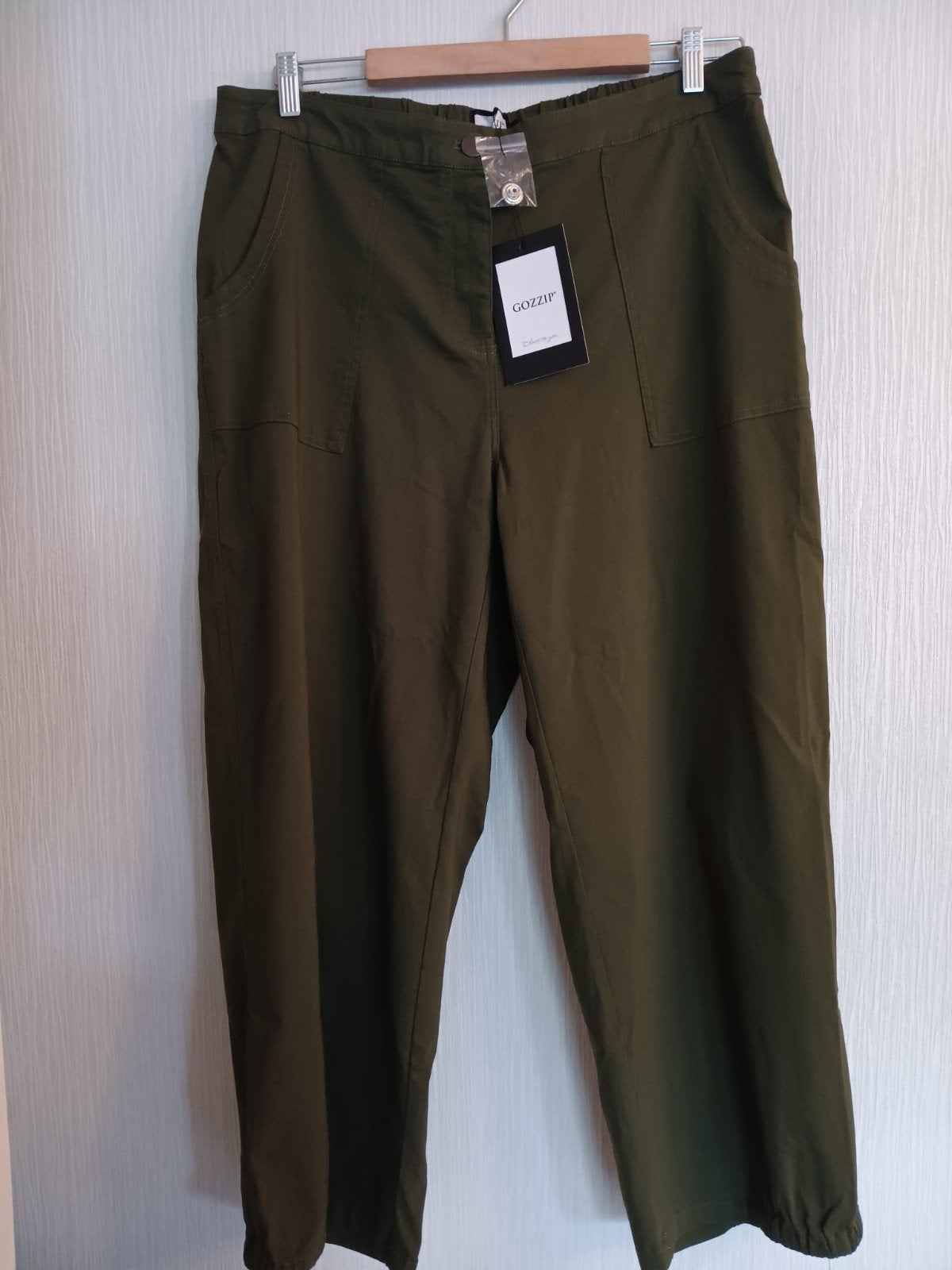 Nieuwe olijf groene broek mt 52, Nieuw, Gozzipwoman, Ophalen of Verzenden, Broek of Spijkerbroek