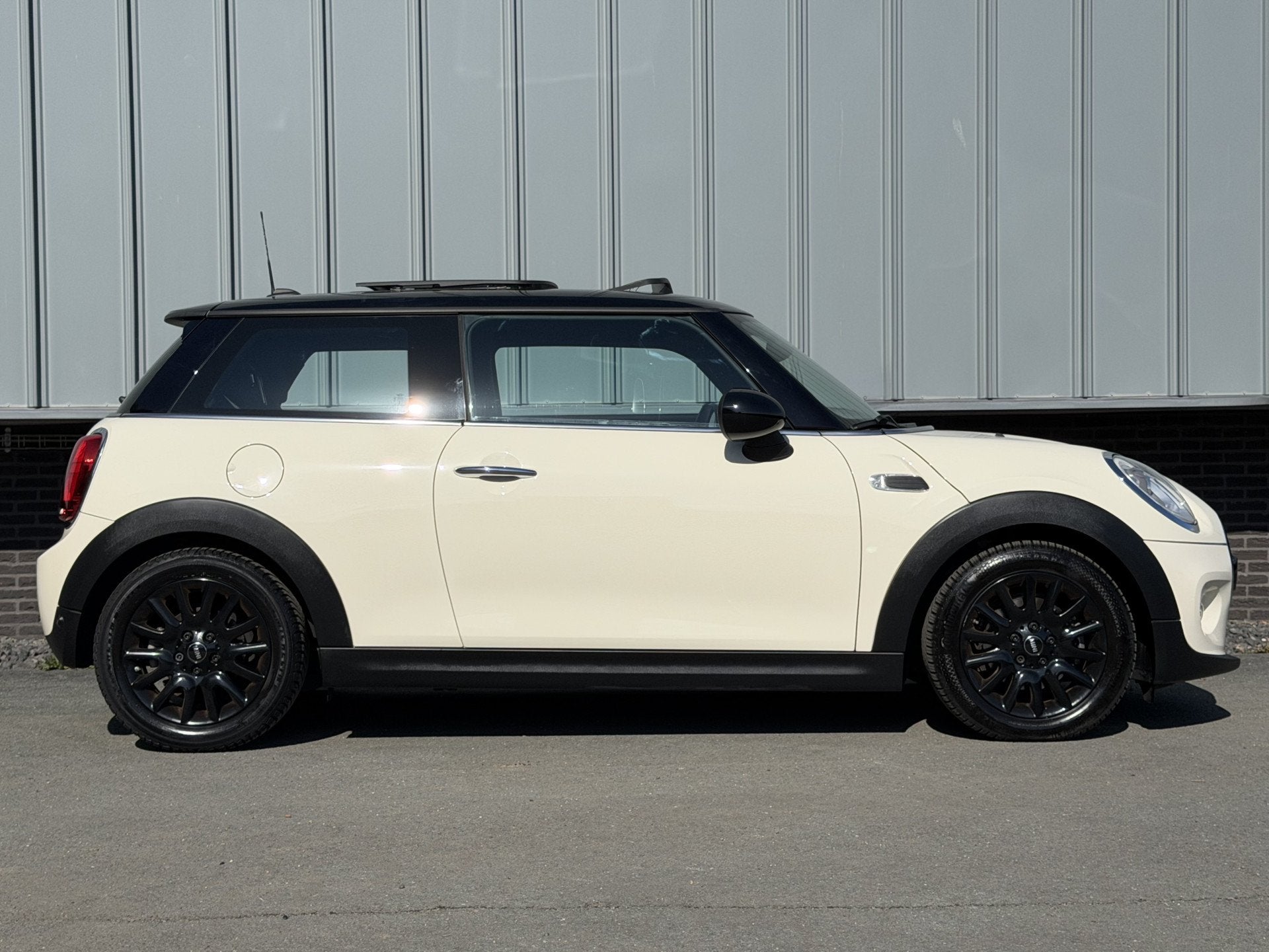 MINI 3-deurs 1.5 Cooper Aut. | Pano | Navi Prof | Climate Co, Gebruikt, Met garantie (alle), 4 stoelen, Origineel Nederlands