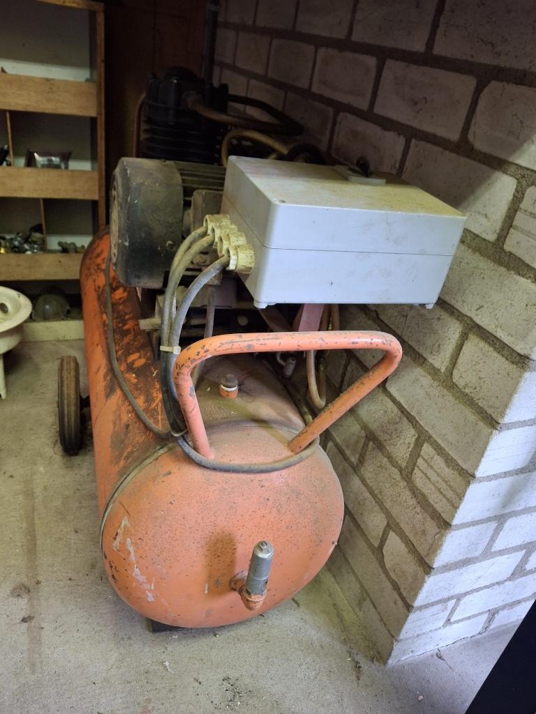 Compressor, Doe-het-zelf en Verbouw, Compressors, 25 tot 100 liter, Ophalen, Gebruikt, 200 tot 400 liter/min