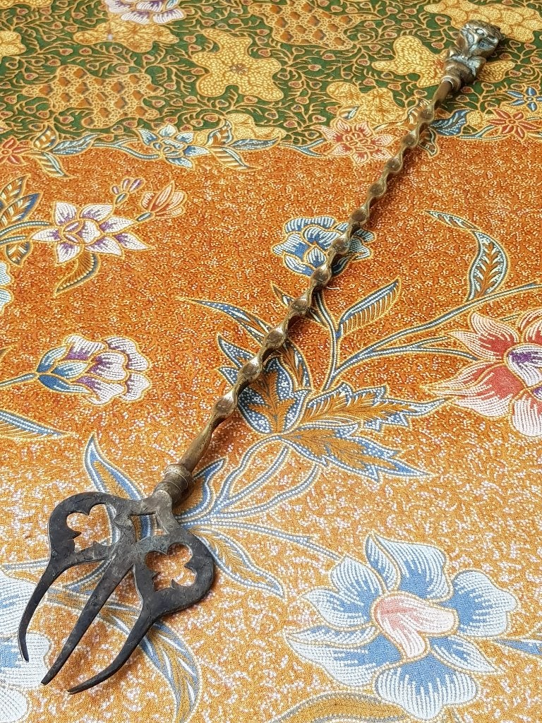Antieke Engelse haard of grilvork met Chichester kat 47 cm., Ophalen of Verzenden, Koper