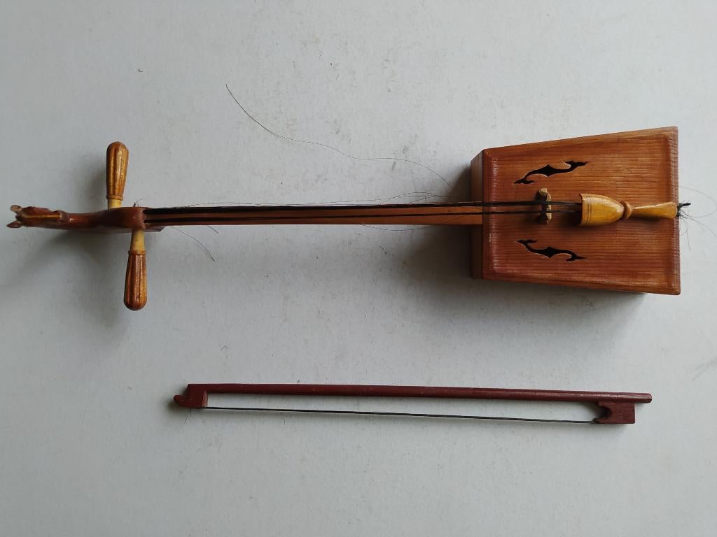 Antieke speelgoedviool uit Mongolië handgemaakt houtsnijwerk, Antiek en Kunst, Ophalen of Verzenden