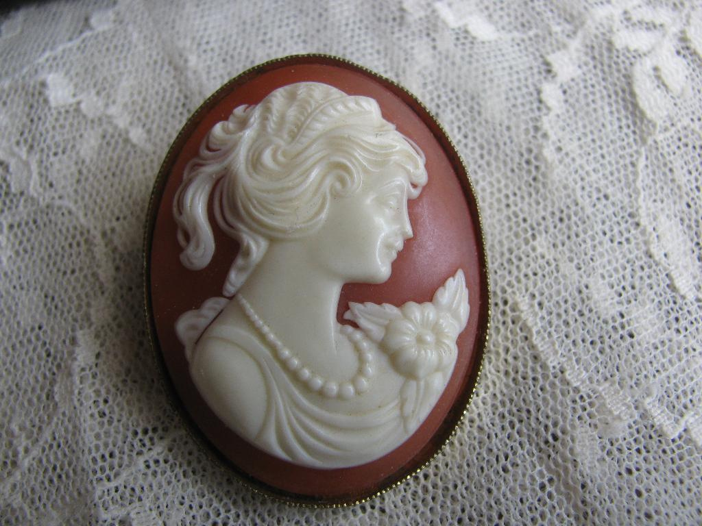 Vintage Camee Broche / Rood - Dame met Parelketting 4 x 3 cm, Overige materialen, 4 tot 7 cm, Gebruikt, Verzenden