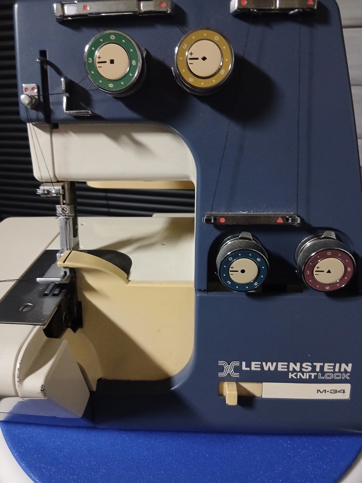 Lock naaimachine, Hobby en Vrije tijd, Naaimachines en Toebehoren, Ophalen, Zo goed als nieuw, Lockmachine, Lewenstein