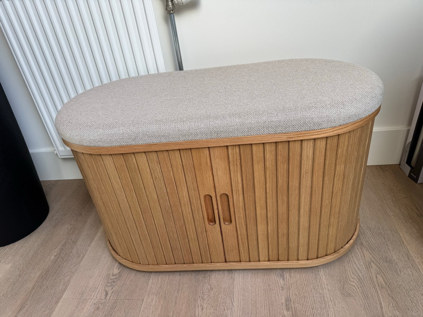 Bank LYNGVIG tambour deuren beige/naturel eiken JYSK NIEUW, Ophalen, 50 tot 75 cm, Nieuw, 75 tot 100 cm