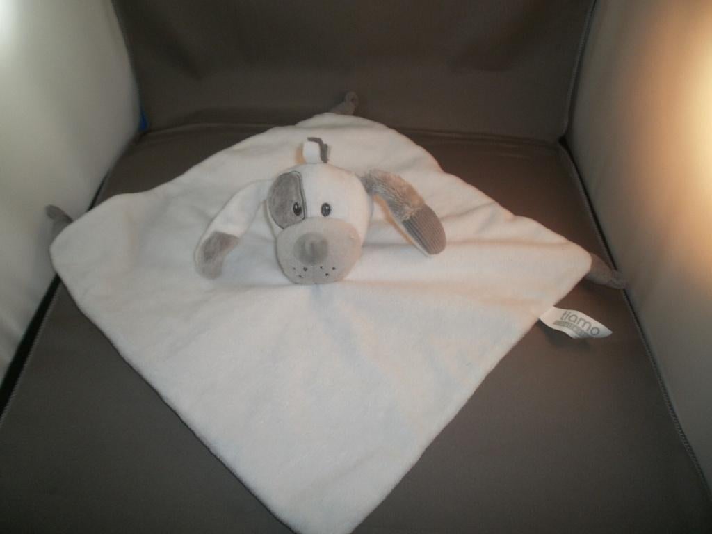 Tiamo hond knuffel doek wit grijs snuitje en bij oren rib, Overige karakters, Nieuw, Wasbaar, Middelgroot (20 tot 80 cm)