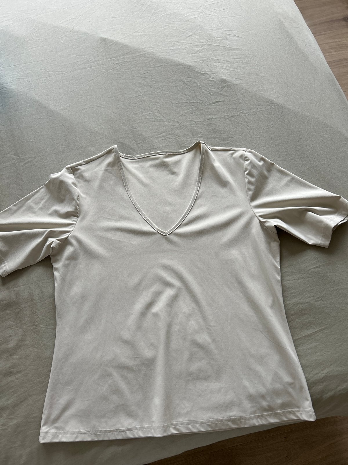 Beige top met V-hals en korte mouwen maat L, Maat 38/40 (M), Beige, Ophalen of Verzenden, Zo goed als nieuw