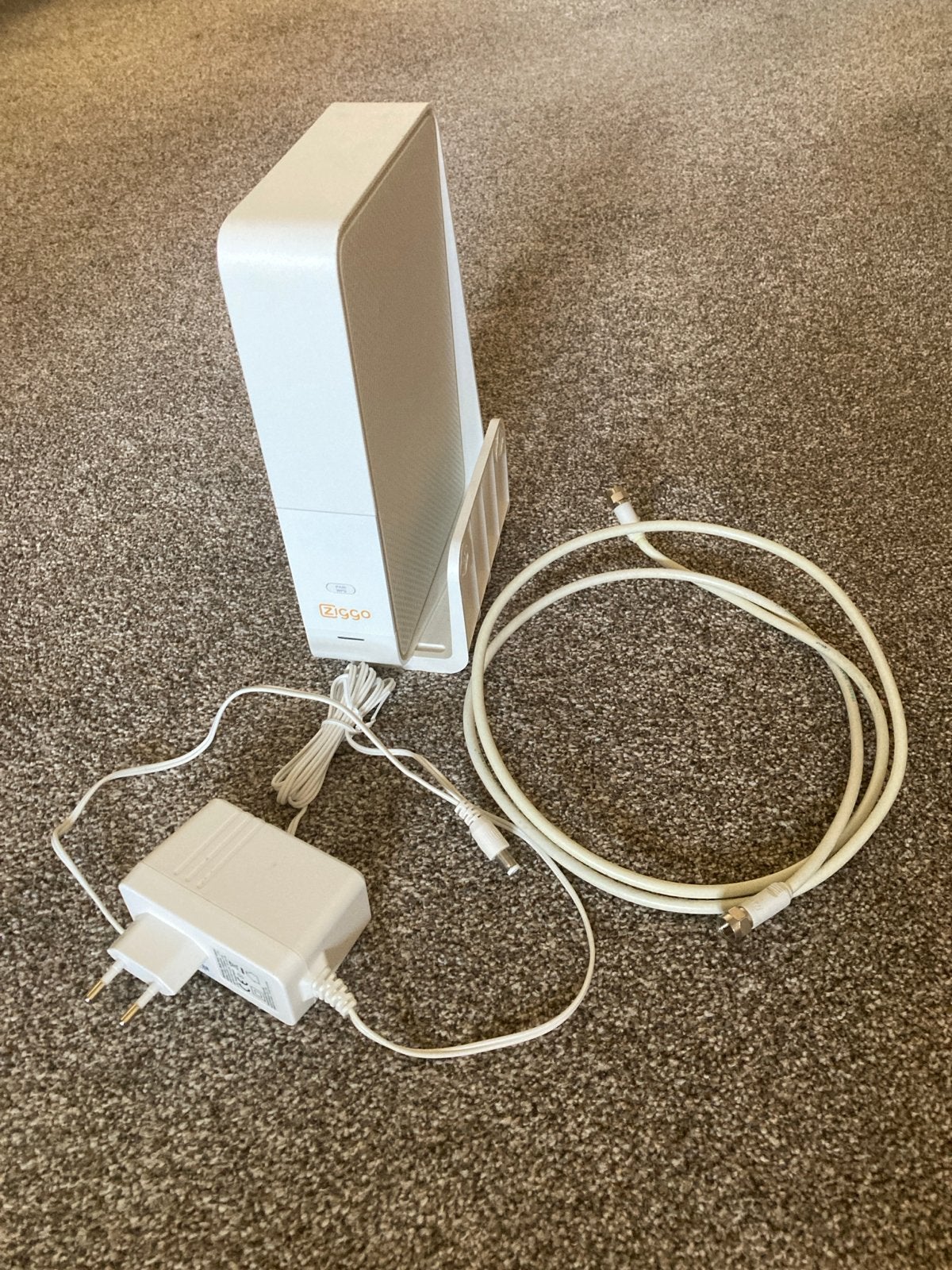 Ziggo Connectbox TG2492LG-ZG Router met modem, Computers en Software, Routers en Modems, Ophalen of Verzenden, Zo goed als nieuw