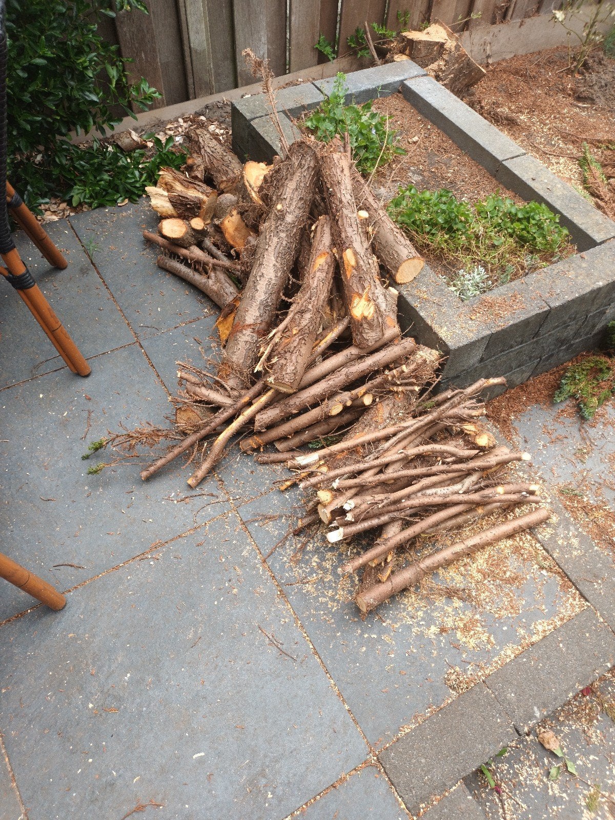 Gratis hout ophalen: blokken en takken, Tuin en Terras, Minder dan 3 m³, Ophalen, Overige houtsoorten, Blokken