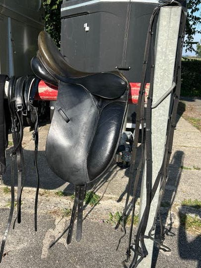 Zwart dressuurzadel van HH, 17,5inch, Gebruikt, Dressuur, Wijd, Overige merken