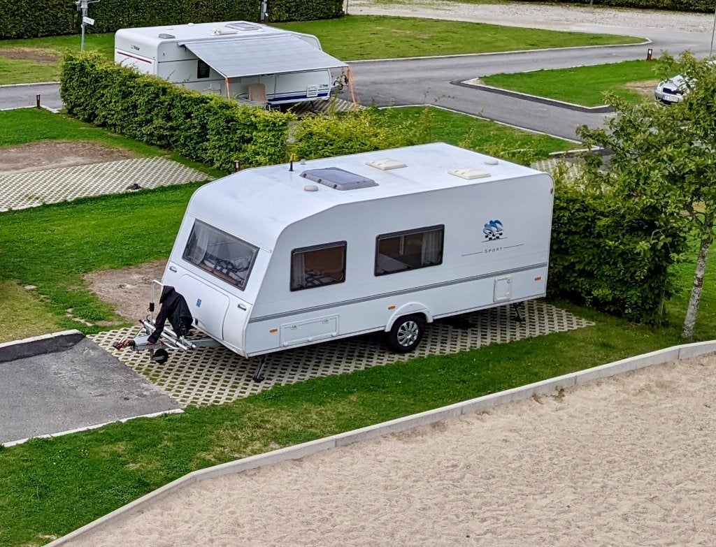 Gezinscaravan Knaus Sport 500 QDK | Mover Stapelbed Voortent, Standaardzit, Hefbed, Schokbreker, Particulier