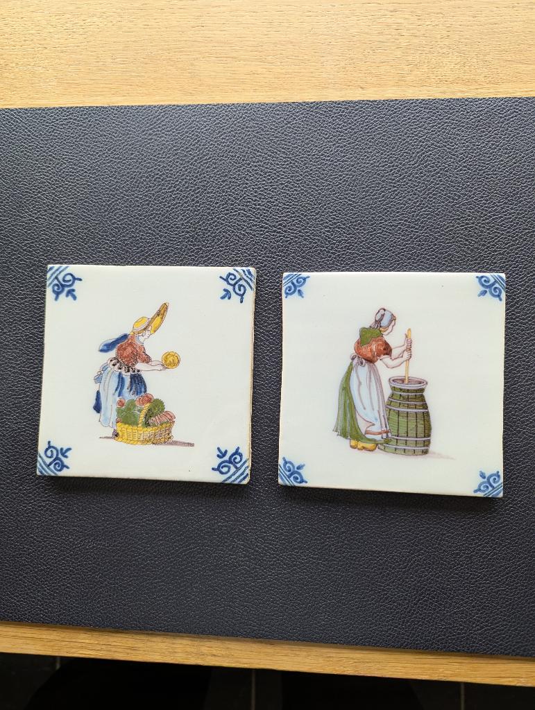 Makkum, twee tegels, Tichelaar, Ophalen of Verzenden