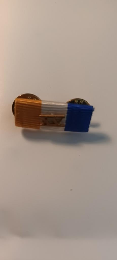 Medaillereepje met blauw, wit en oranje lint, Ophalen of Verzenden, Gebruikt, Overige onderwerpen, Speldje of Pin