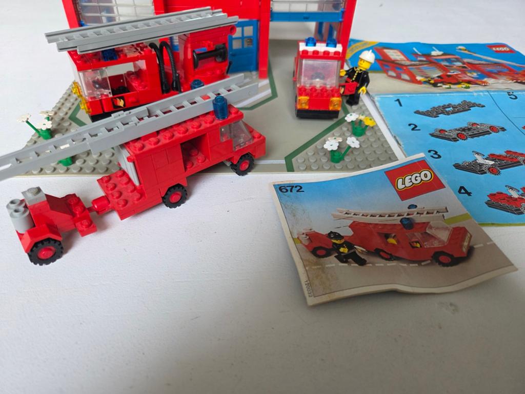 Vintage LEGO Brandweerkazerne incl 3 vliegtuigen 6385 + 672, Lego, Ophalen of Verzenden, Inclusief minifiguren, Complete set