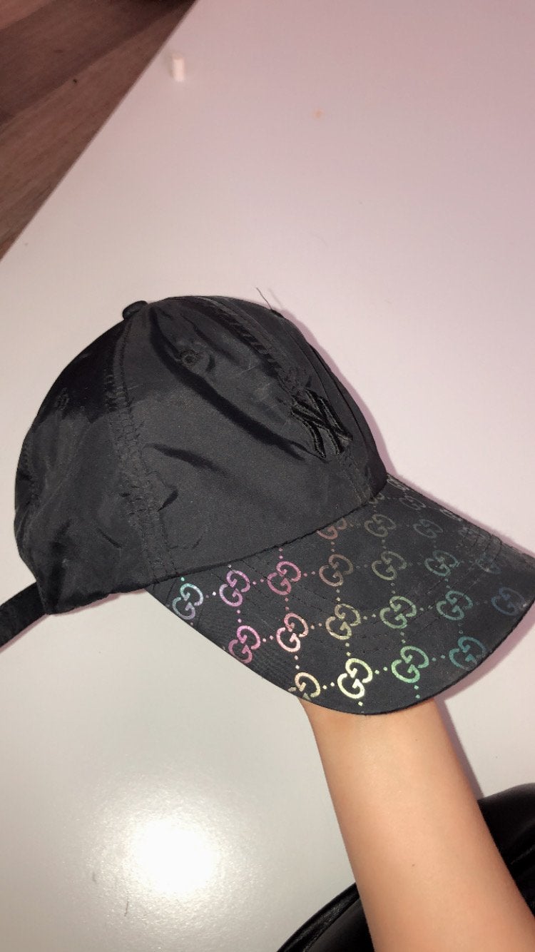 Zwarte pet met regenboog Gucci-patroon, Kleding | Dames, Ophalen of Verzenden, Zo goed als nieuw, One size fits all, Pet