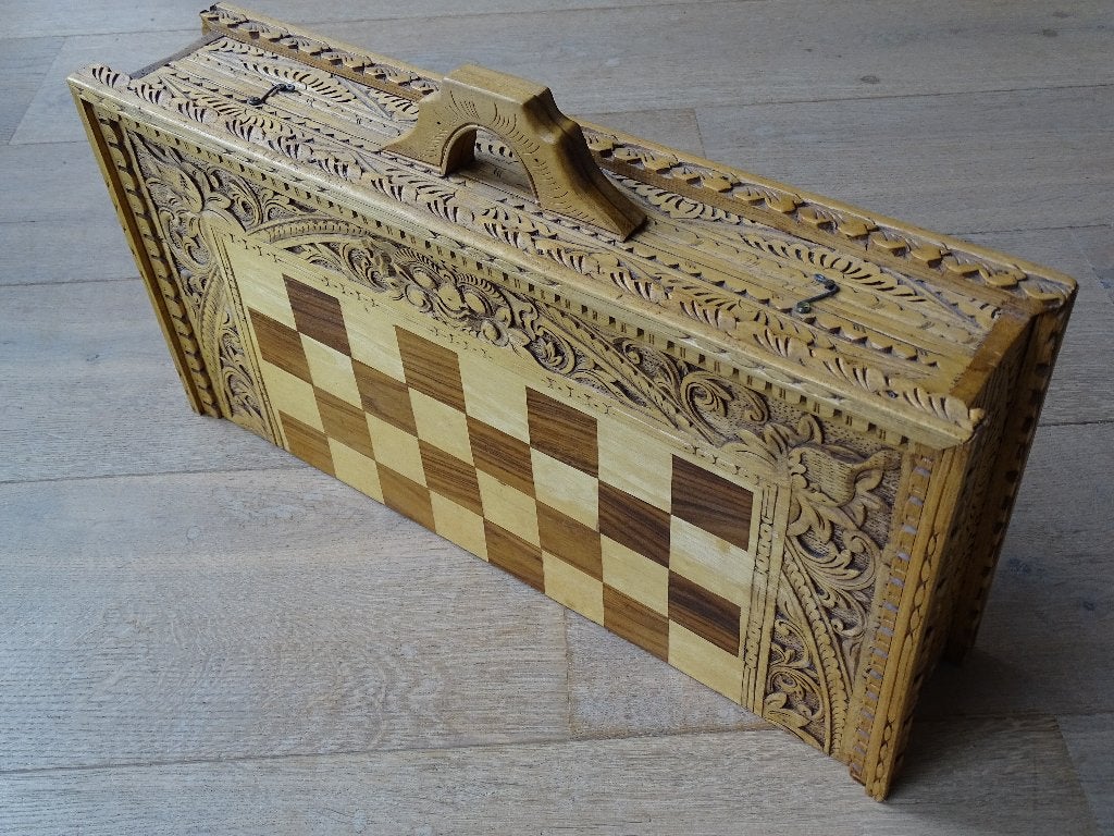 Balinees houtgesneden schaakspel met bijbehorende tafel, Ophalen