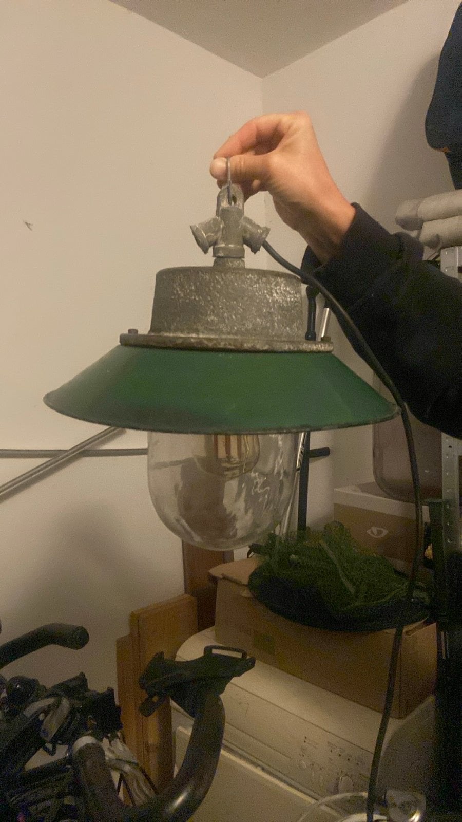 Twee zware industriële hanglampen - Groen emaille, Ophalen